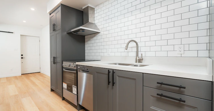 Lower-46 Rutland Street, Toronto, ON, M6M 1G1 - 5