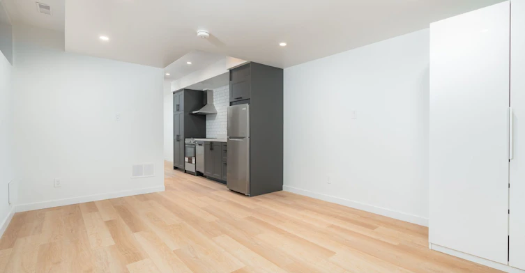 Lower-46 Rutland Street, Toronto, ON, M6M 1G1 - 4