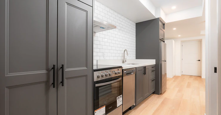 Lower-46 Rutland Street, Toronto, ON, M6M 1G1 - 6