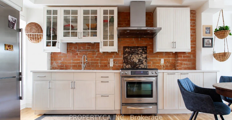 Upper-13 Hook Avenue, Toronto, ON, M6P 1T2