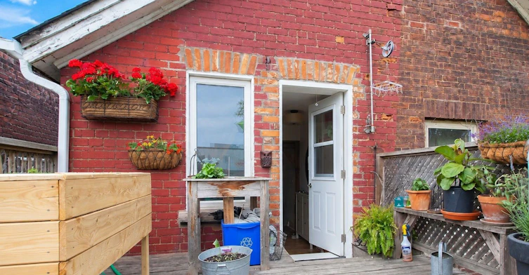 Upper-13 Hook Avenue, Toronto, ON, M6P 1T2 - 9