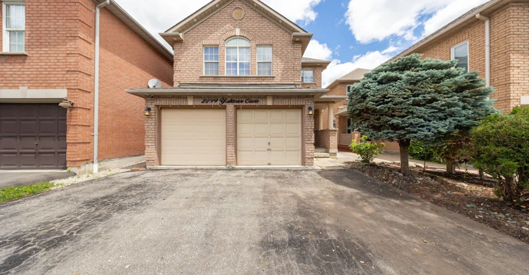 2299 Yorktown Circle, Mississauga, ON, L5M 5Y1