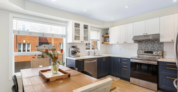16 Lightbourn Avenue, Toronto, ON, M6H 3P3 - 11