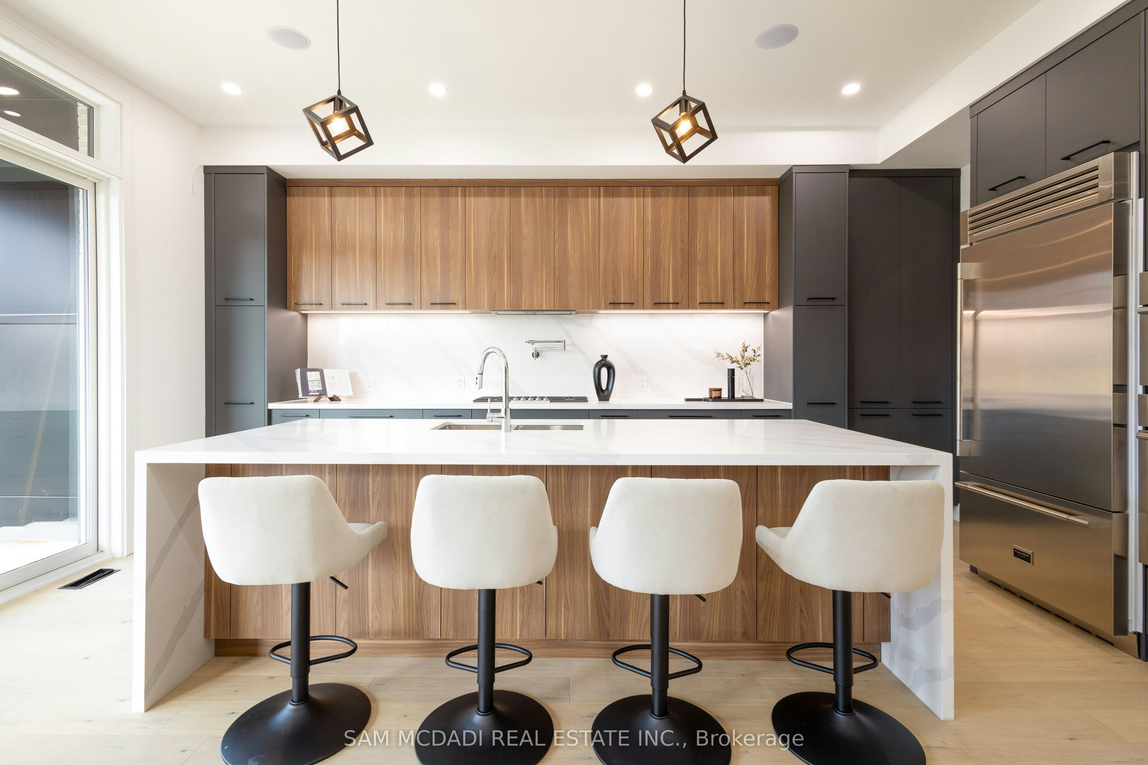 24 Twenty First Street, Toronto, ON, M8V 3L7 - 7