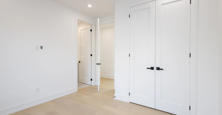 24 Twenty First Street, Toronto, ON, M8V 3L7 - 24