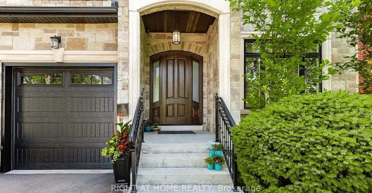 1220 Meredith Avenue, Mississauga, ON, L5E 2E3 - 2