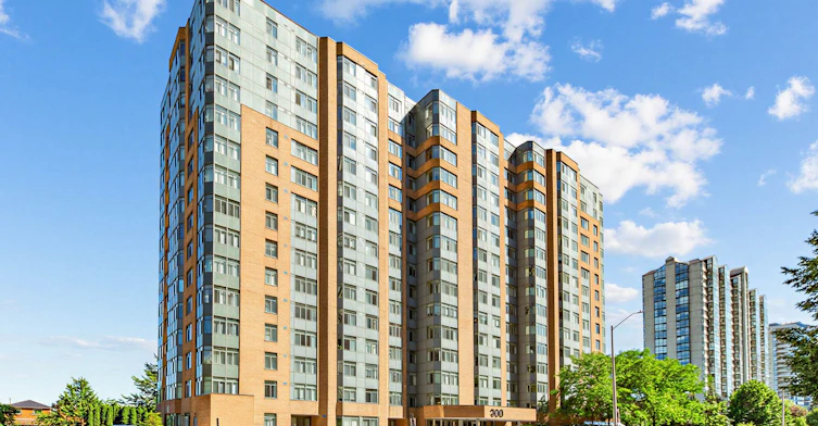204-300 Webb Drive, Mississauga, ON, L5B 3W3