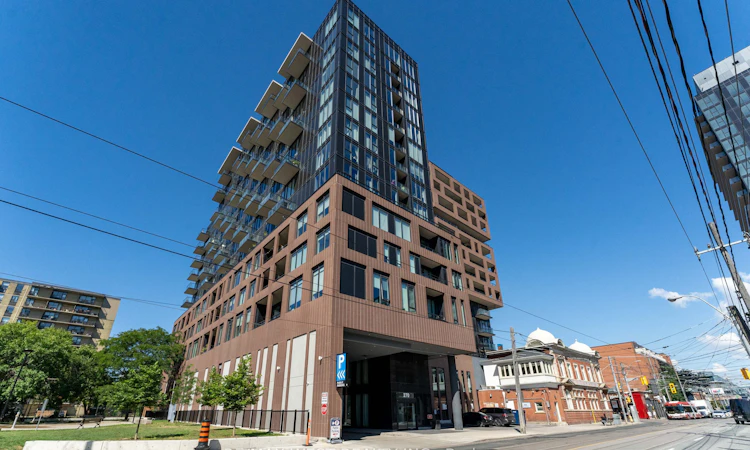 1207-270 Dufferin Street W