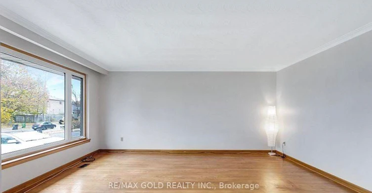 7 Larchmere Avenue, Toronto, ON, M9L 2N2 - 4