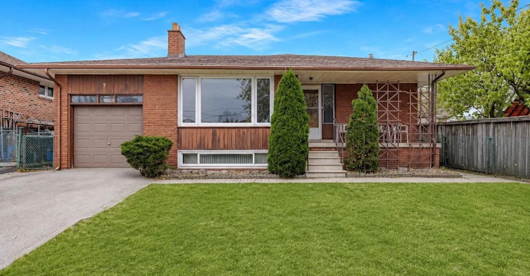 7 Larchmere Avenue, Toronto, ON, M9L 2N2