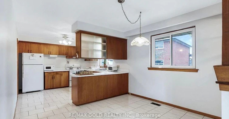 7 Larchmere Avenue, Toronto, ON, M9L 2N2 - 2
