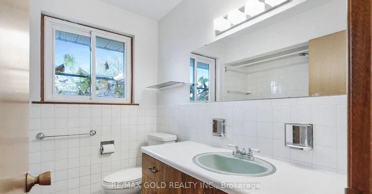 7 Larchmere Avenue, Toronto, ON, M9L 2N2 - 8