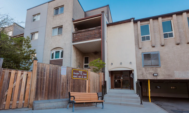 190-1055 Dundas Street E