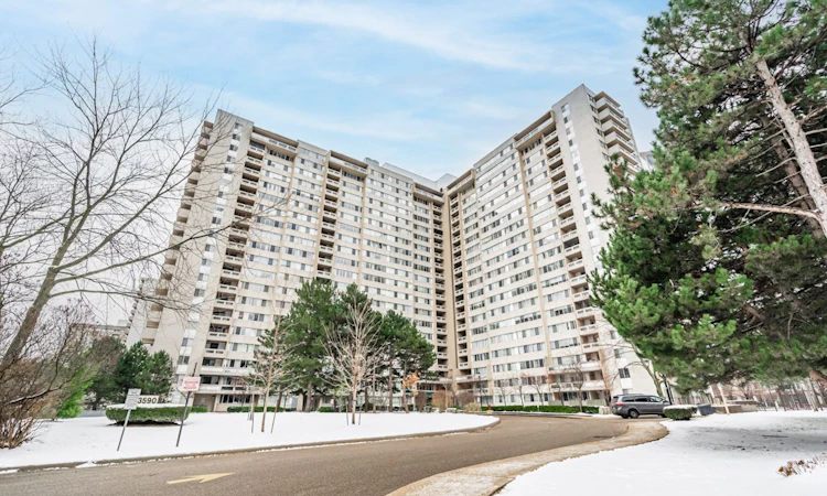 1108-3590 Kaneff Crescent