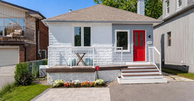 1052 Alexandra Avenue, Mississauga, ON, L5E 1Z8