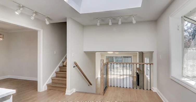 2126 Varency Drive, Mississauga, ON, L5K 1C3 - 6