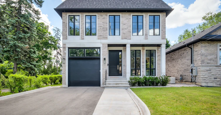 124 Shaver Avenue N, Toronto, ON, M9B 4N8