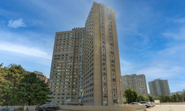 2101-3700 Kaneff Crescent
