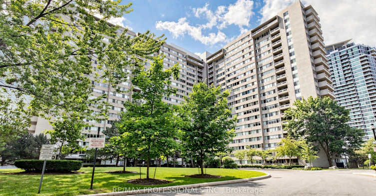 313-3590 Kaneff Crescent, Mississauga, ON, L5A 3X3 - 3