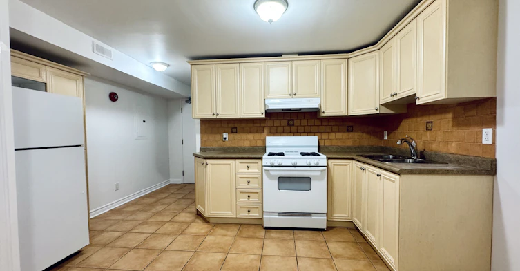 B1-2417 Dundas Street W, Toronto, ON, M6P 1X3 - 2
