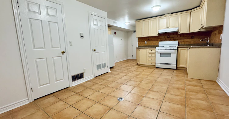 B1-2417 Dundas Street W, Toronto, ON, M6P 1X3 - 11