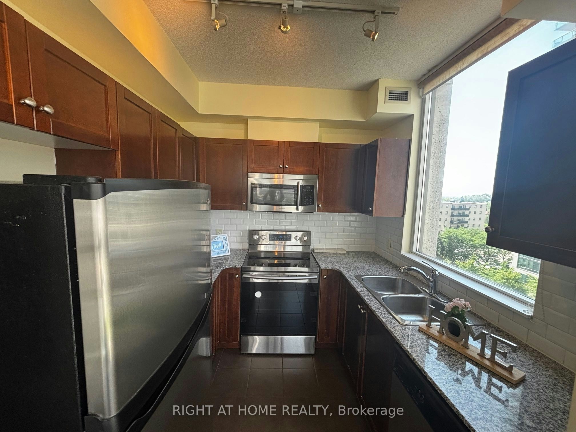 907-3504 Hurontario Street, Mississauga, ON, L5B 0B9 - 9