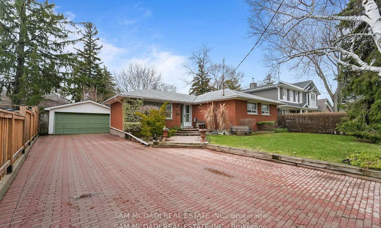2470 Meadowood Crescent