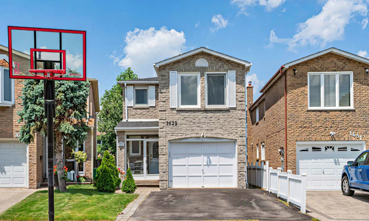 1629 Dewberry Crescent