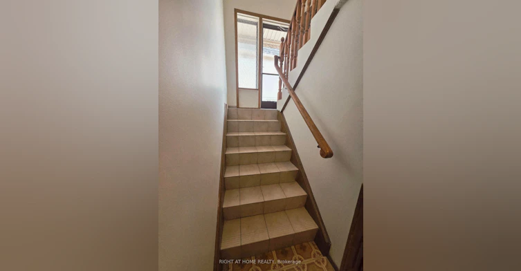 Lower-252 Maple Leaf Drive, Toronto, ON, M6L 1P1 - 18