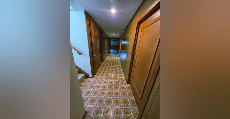 Lower-252 Maple Leaf Drive, Toronto, ON, M6L 1P1 - 5