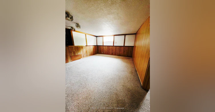 Lower-252 Maple Leaf Drive, Toronto, ON, M6L 1P1 - 9