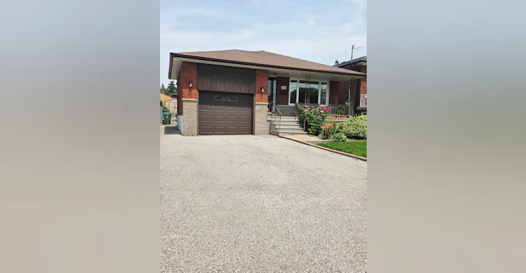 Lower-252 Maple Leaf Drive, Toronto, ON, M6L 1P1 - 2