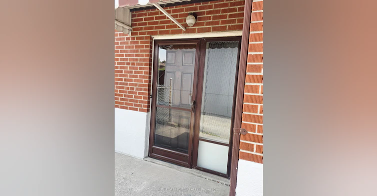 Lower-252 Maple Leaf Drive, Toronto, ON, M6L 1P1 - 3