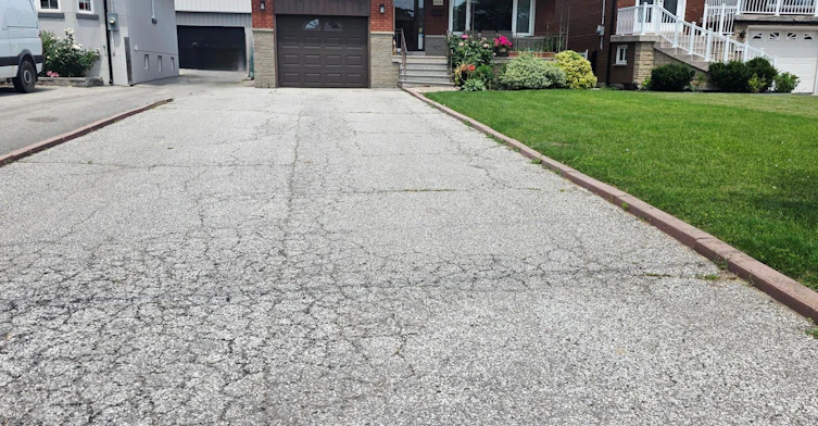 Lower-252 Maple Leaf Drive, Toronto, ON, M6L 1P1