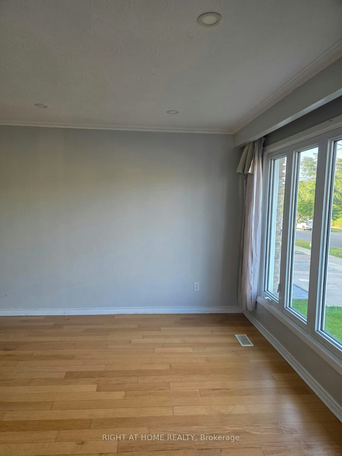 Main Floor-34 Goldsboro Road, Toronto, ON, M9L 1A7 - 9