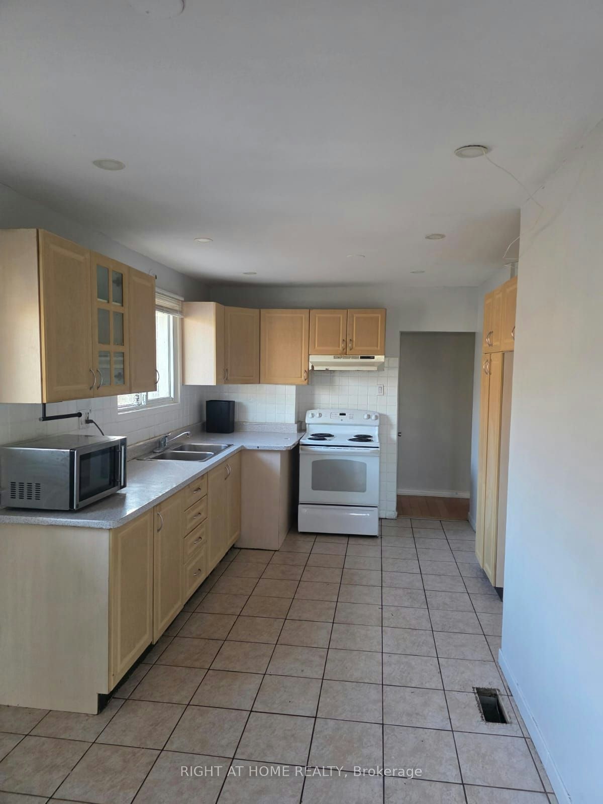 Main Floor-34 Goldsboro Road, Toronto, ON, M9L 1A7 - 7