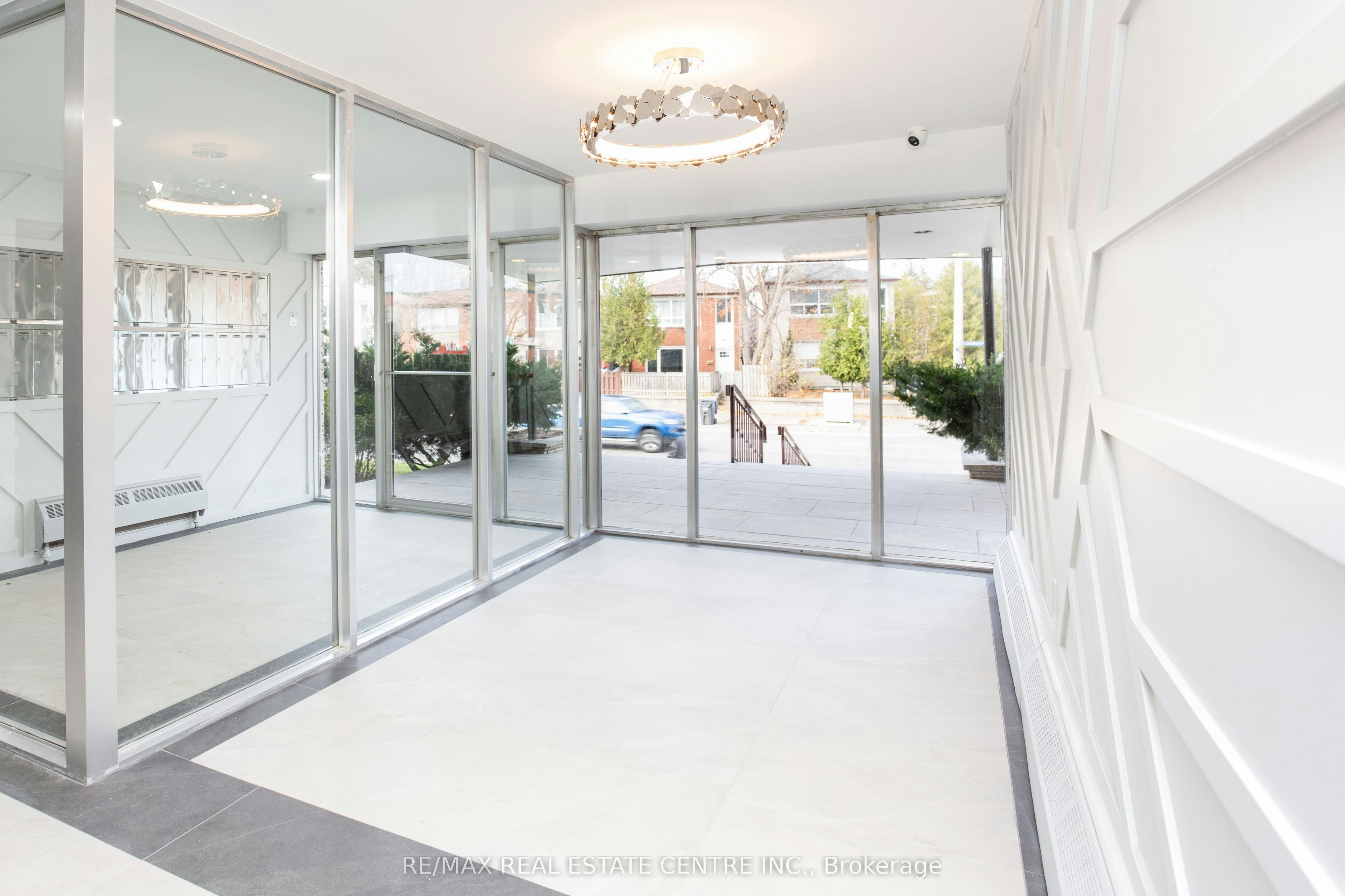 504-371 Lakeshore Road W, Mississauga, ON, L5H 1H4 - 2