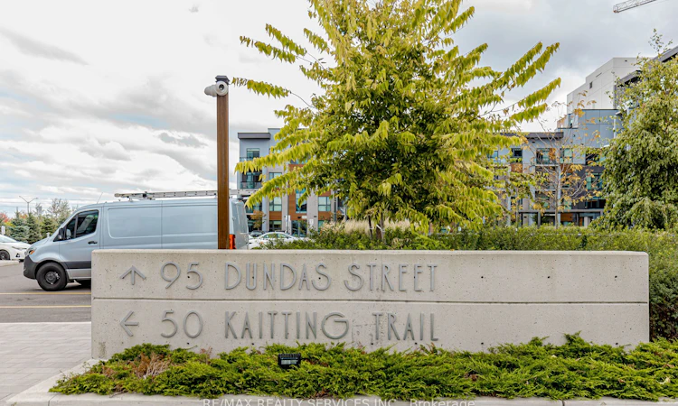 101-95 Dundas Street W