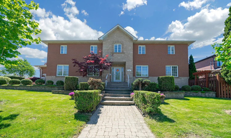 543 Queens Drive S