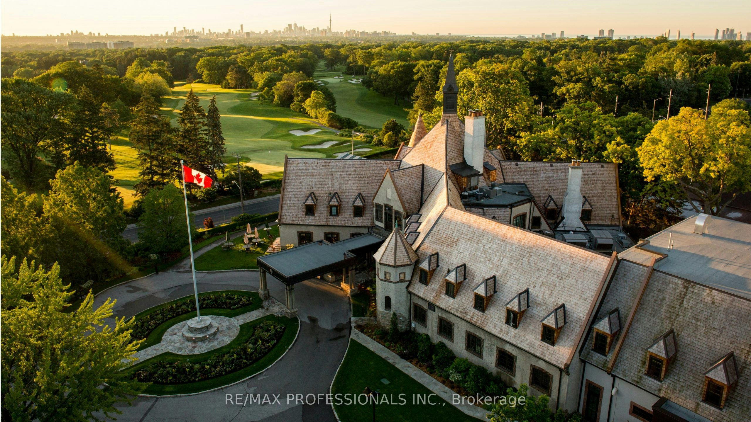 10 Woodmere Court, Toronto, ON, M9A 3J1