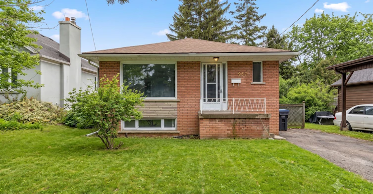 upper-957 Beechwood Avenue, Mississauga, ON, L5G 4E3