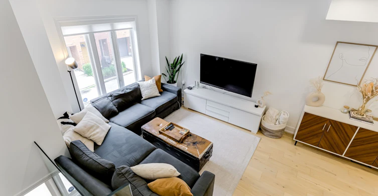 12 Grogan Mews, Toronto, ON, M6G 4J9