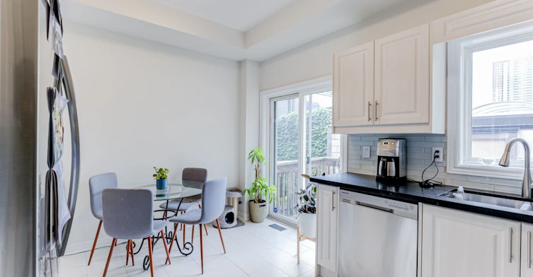 12 Grogan Mews, Toronto, ON, M6G 4J9 - 5