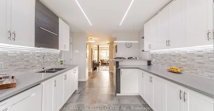 2046 Glenada Crescent, Oakville, ON, L6H 4M3 - 11