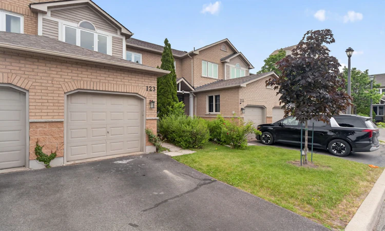 123-833 Scollard Court