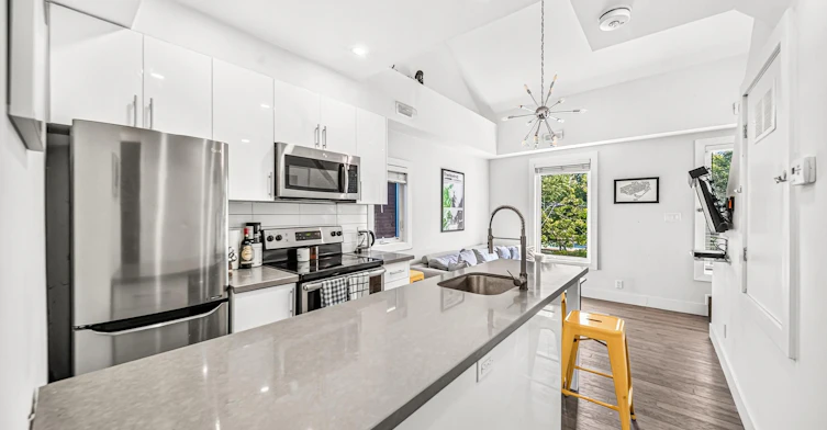 1-160 Lansdowne Avenue, Toronto, ON, M6K 2V9 - 2