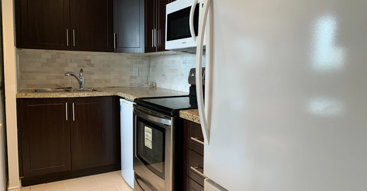 1107-3695 Kaneff Crescent, Mississauga, ON, L5A 4B6 - 3