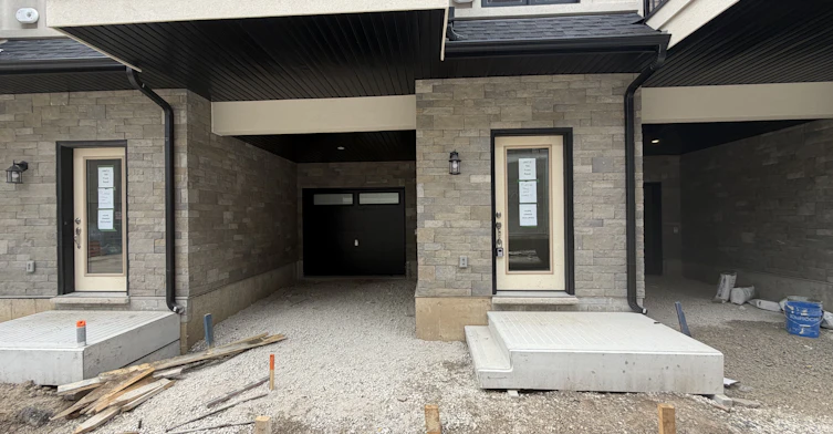 702 Royal Front Street, Mississauga, ON, L4Y 0C8 - 2