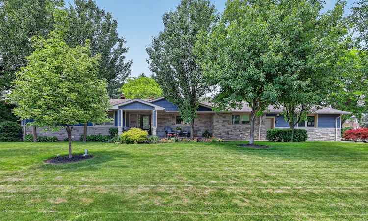 2233 Oneida Crescent