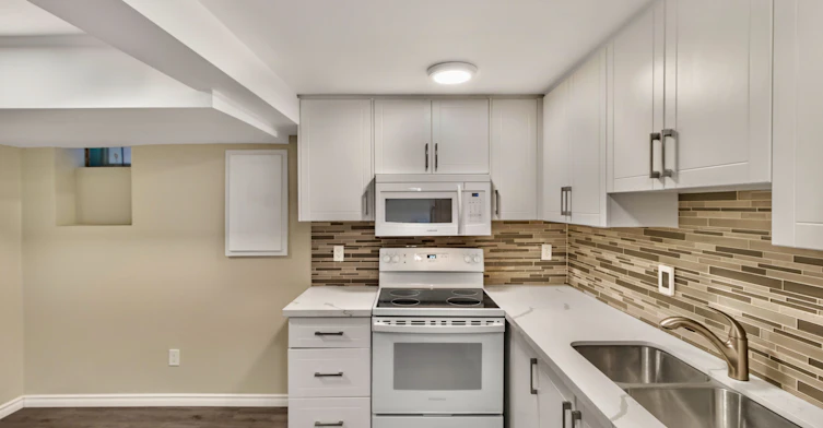 5 Rutherford Avenue, Toronto, ON, M6M 2C5 - 4